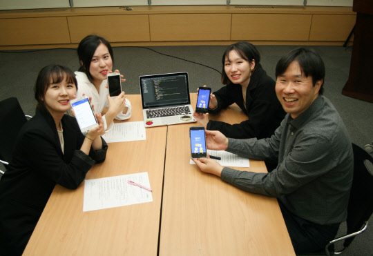 한이음 ICT 멘토링에 참여하고 있는 3G팀의 덕성여대 이지은(왼쪽부터), 신지우, 임지수 학생과 멘토 임성현 우아한형제들 수석연구원이 개발 중인 애플리케이션 '발연기'를 들고 사진을 찍고 있다.